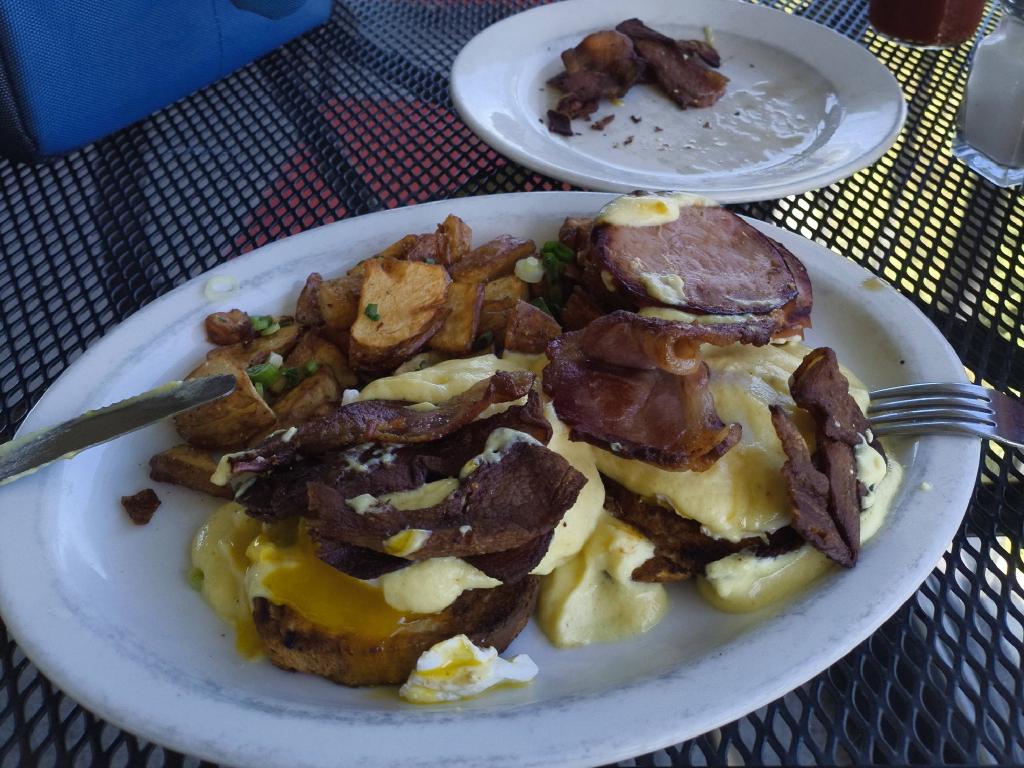 Two Niner Diner Eggs Benedict