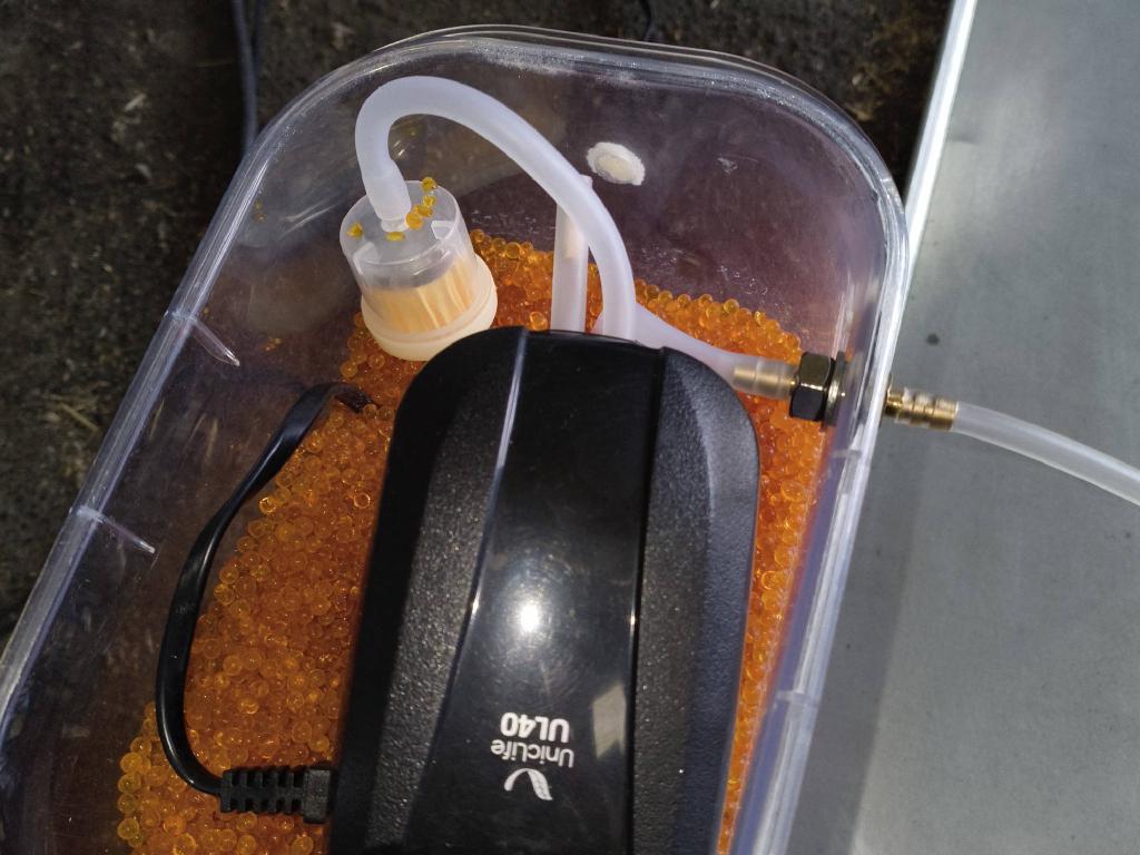 6lb Dessicant Pile, Filter and Air Pump